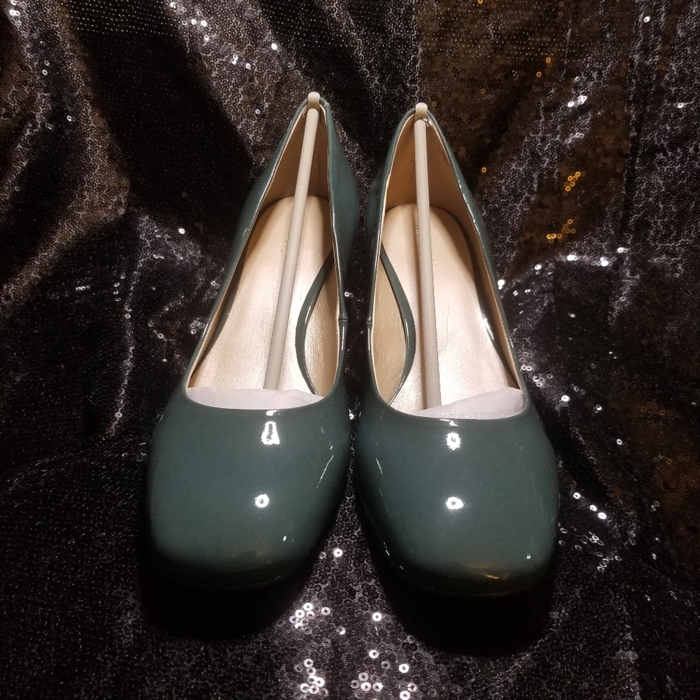 Nine West xanadu, green smoke (greyish-green) colord patent pump. Size 10